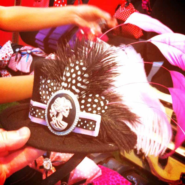 A little top hat.