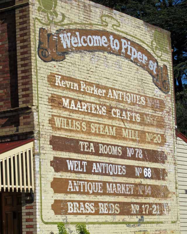 Welcome to Piper St sign.