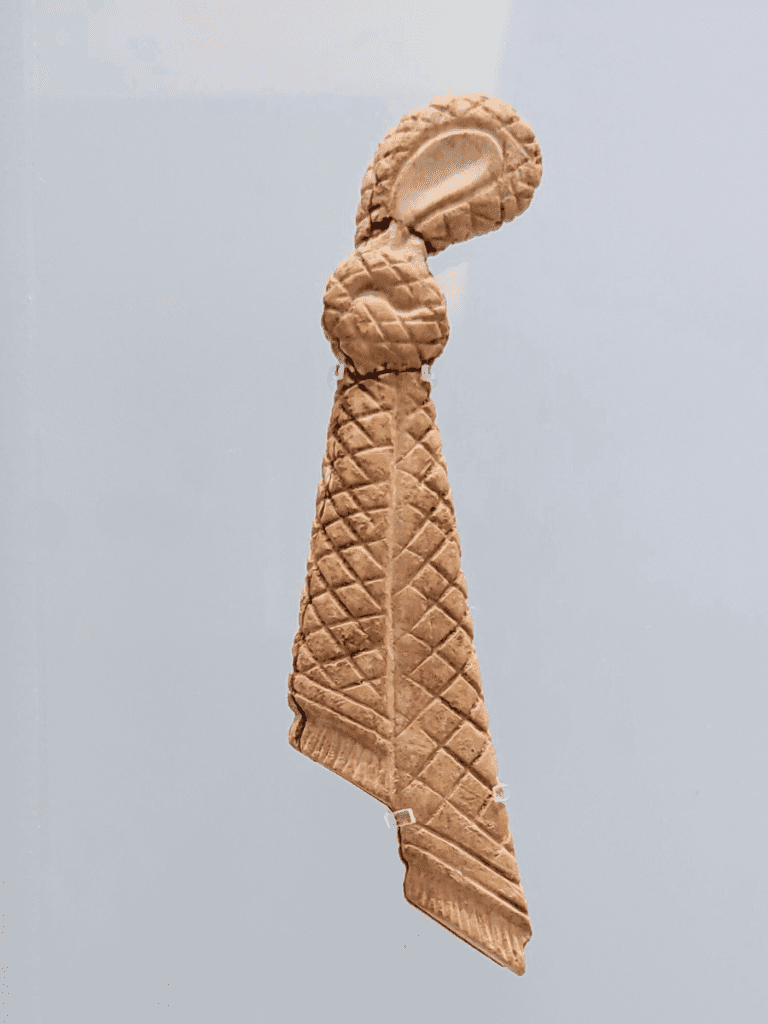 Ivory inlay in the shape of the "sacral knot"